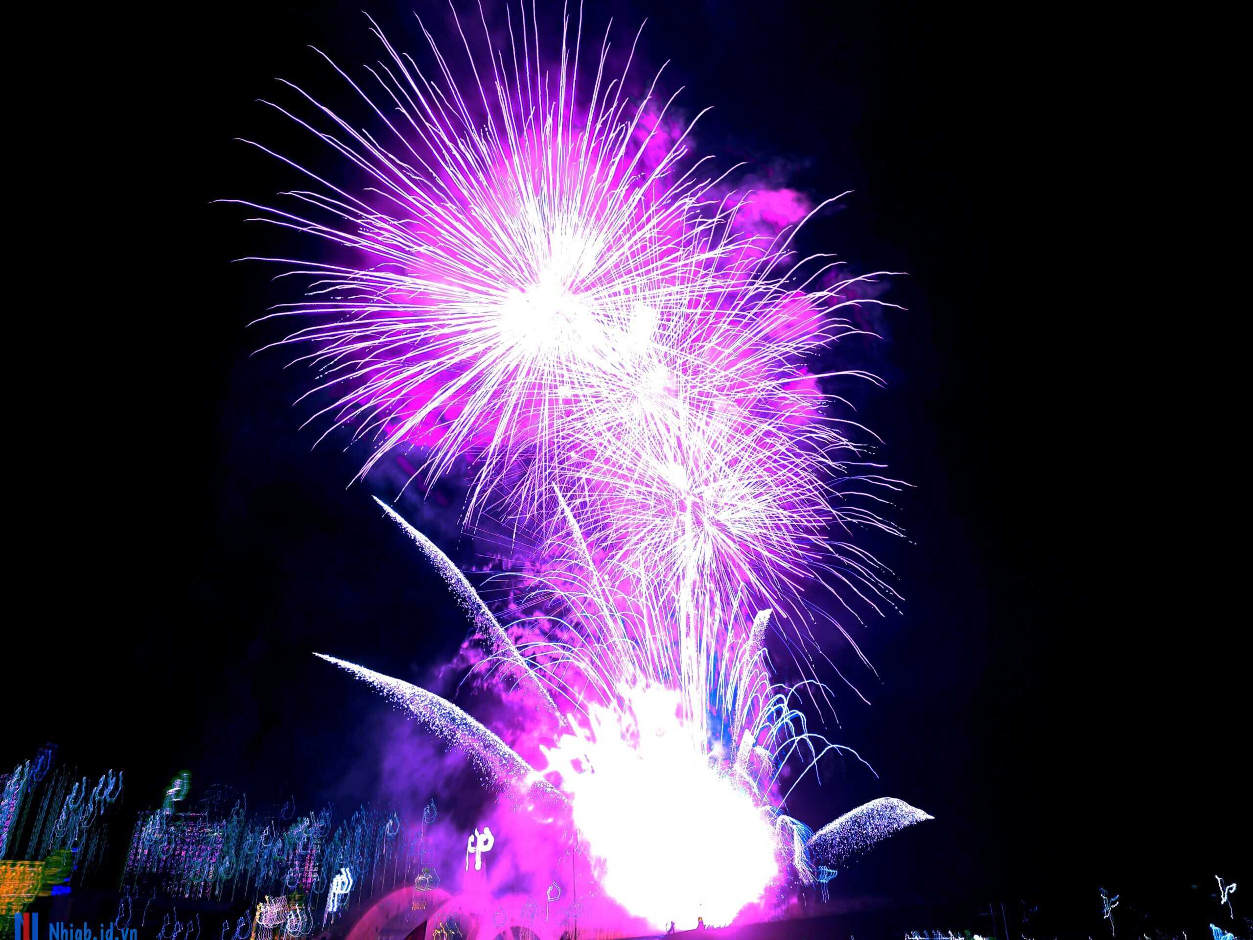 Chụp ảnh pháo hoa ở Phú Quốc bằng điện thoại